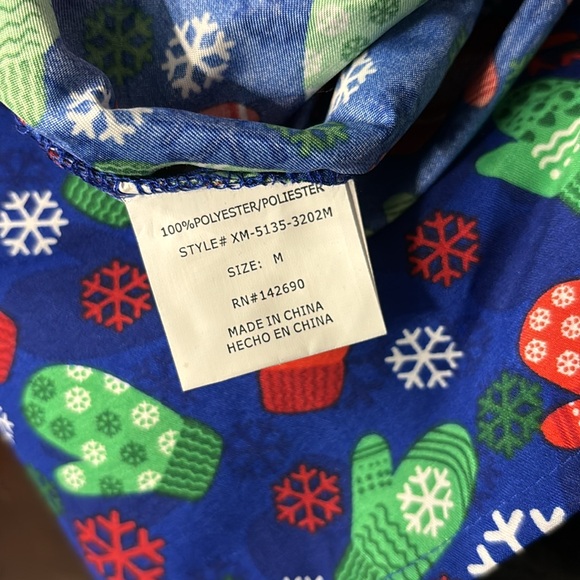 NWT Cassandra O Winter Themed Work Shirt SS Scrub Top Mittens Snowflakes M - Picture 13 of 14